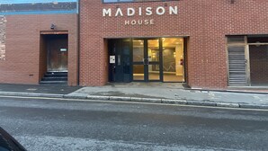 Ein Backsteinhaus mit dem Schild "MADISON HOUSE" über dem Eingang.