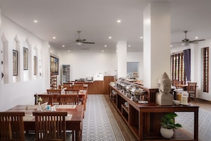 2 restaurants, breakfast, lunch, dinner served; international cuisine