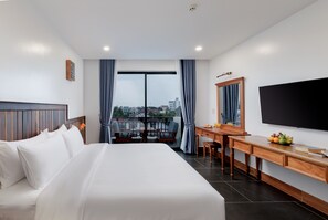 Deluxe Double Room with Balcony | 高級寢具、迷你吧、客房內保險箱、書桌