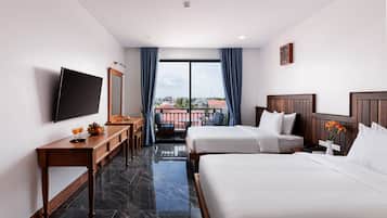 Deluxe Twin Room with Balcony | Premium bedding, minibar, in-room safe, desk