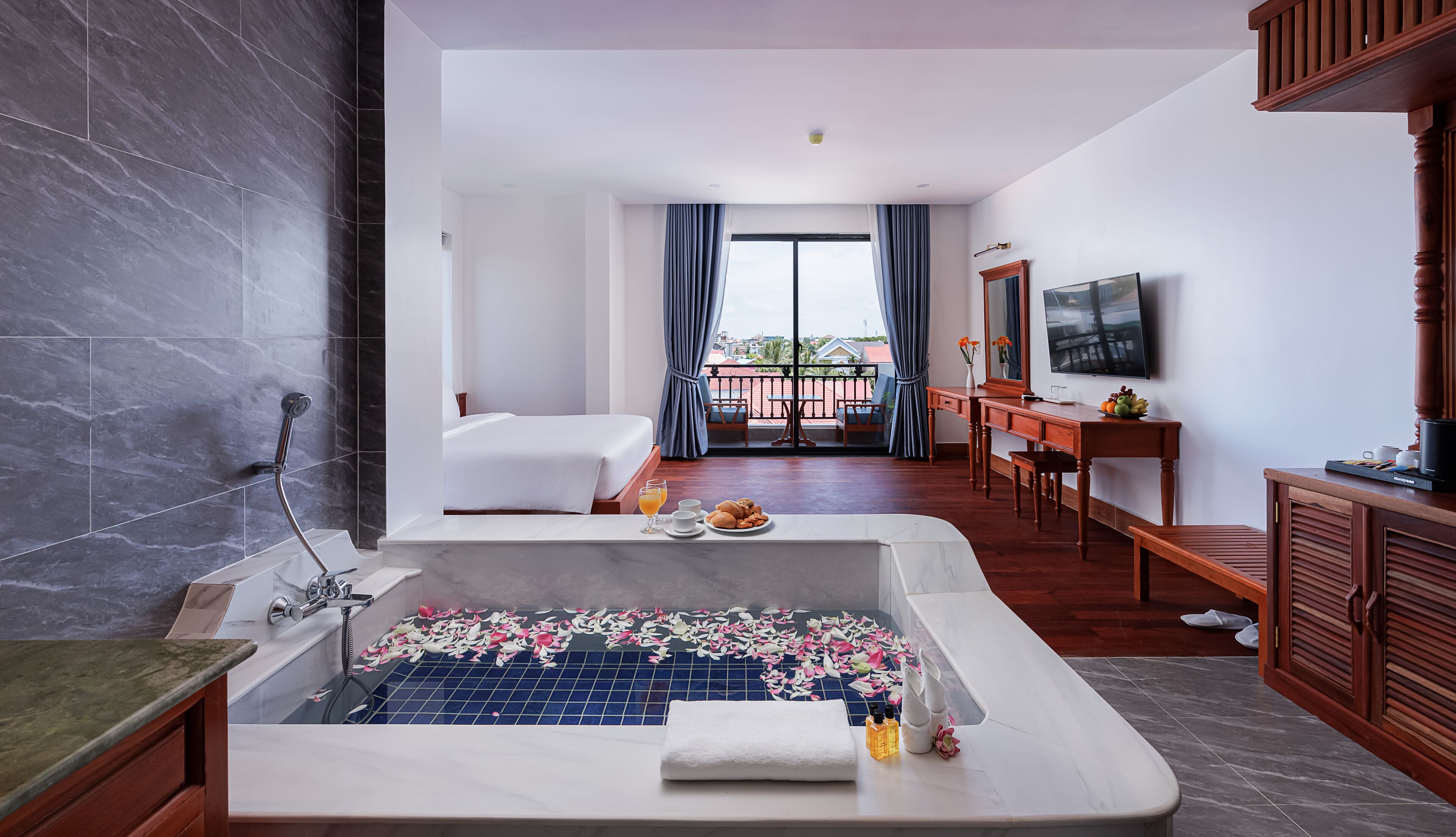 Premium bedding, minibar, in-room safe, desk