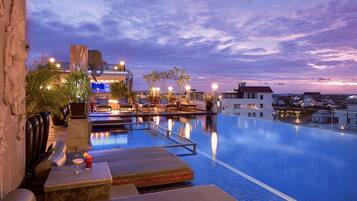 Piscina externa, funciona das 10h às 22h, guarda-sóis, espreguiçadeiras