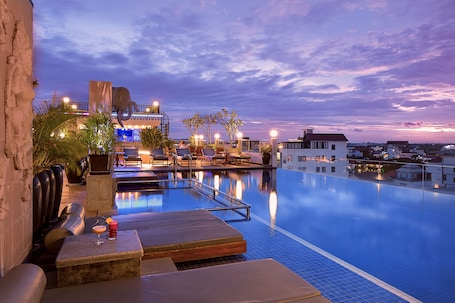 室外游泳池,10:00 至 22:00 开放,池畔遮阳伞,日光浴躺椅. 两季暹粒酒店