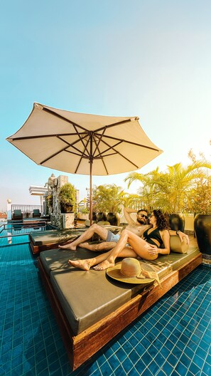 Piscine extérieure, parasols de plage, chaises longues