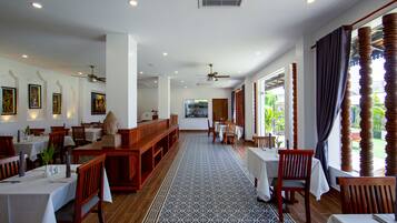 2 间餐厅,供应早餐、午餐和晚餐,国际美食