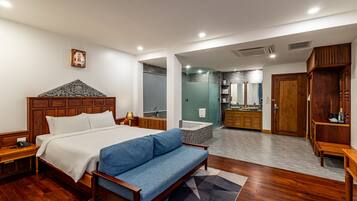 Quarto, sacada (King Suite) | Roupas de cama premium, frigobar, cofres nos quartos, escrivaninha