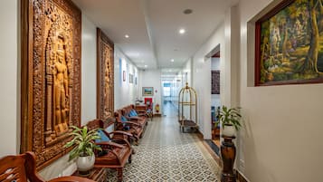 Coin salon dans le hall