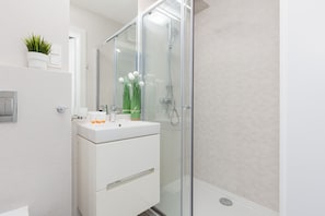 Bathroom with washing machine and towels.  - Warsaw | Kokoryczki 5 | Functional Studio | Desk (Warszawa)