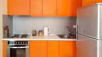 Køleskab, ovn, elkedel, brødrister