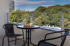 Outdoor dining - Modern Apartment | Balcony and Private Parking (Świnoujście)