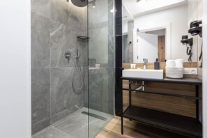 Dusche, Haartrockner, Handtücher, Shampoo