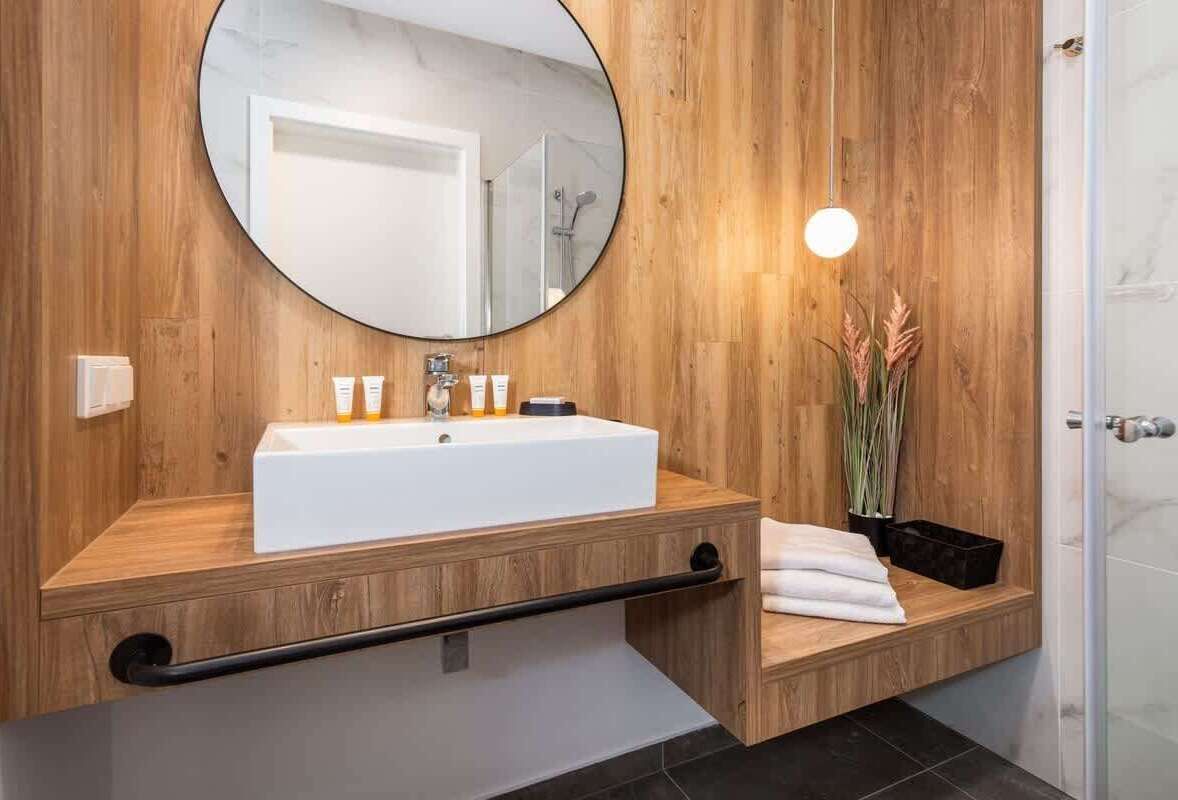 Shower, hair dryer, towels, shampoo