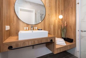 Ducha, secador de pelo y toallas