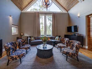 Maison Noir Grand Master Suite | Living area