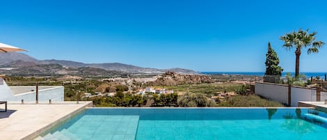 Piscina a l'aire lliure i piscina climatitzada