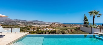 Villa Las Arenas with private heated pool