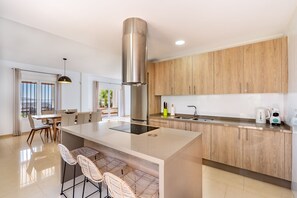 Réfrigérateur, four à micro-ondes, un four, surface de cuisson