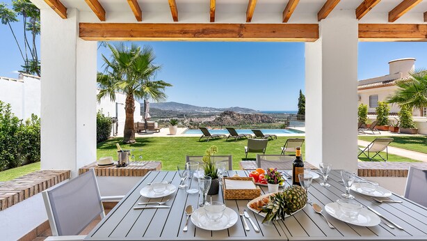 An outdoor dining area with a view of a pool and mountains. - Villa Las Arenas with private heated pool (Salobreña)