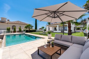 Una piscina al aire libre, una piscina climatizada
