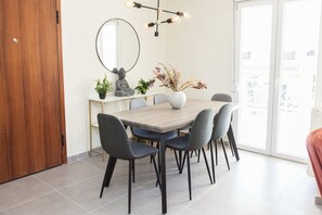 In-room dining - Cute apartment in the centre of Athens (Athens)