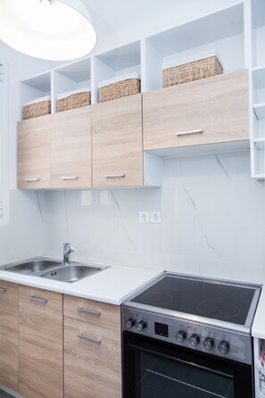 Fridge, oven, stovetop, coffee/tea maker - Cute apartment in the centre of Athens (Athens)
