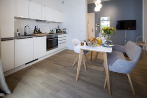 ثلاجة، فرن، موقد طهي مسطح، غسالة  أطباق