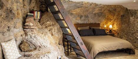 3 bedrooms, desk, iron/ironing board, travel crib