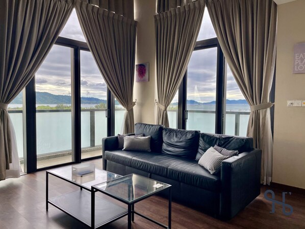 Family Penthouse | Living area | 40-inch LED TV with digital channels, TV, Netflix - Homesuite’ Home @ Riverson SOHO (Kota Kinabalu)