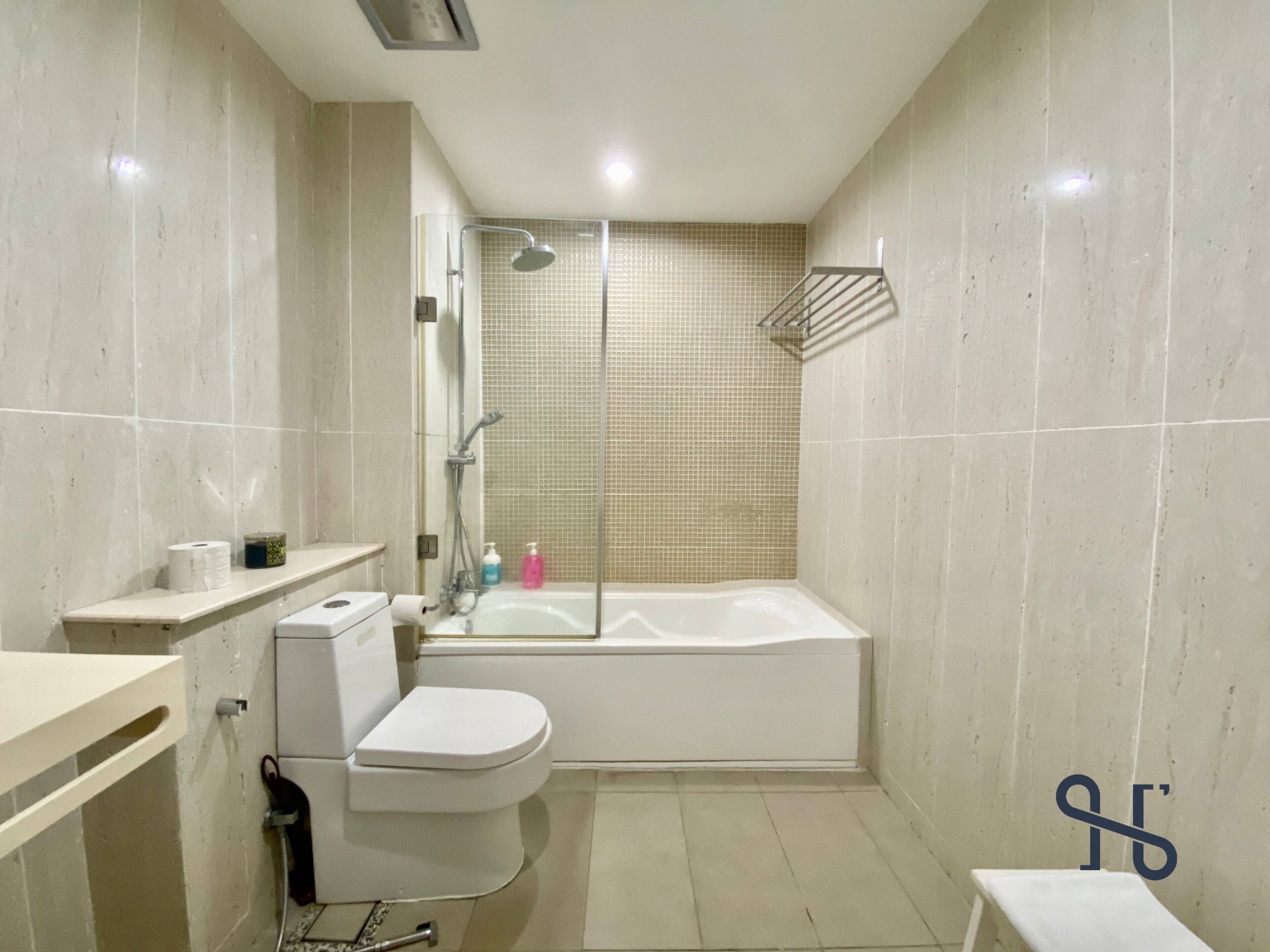 A bathroom with a toilet, sink, and bathtub.