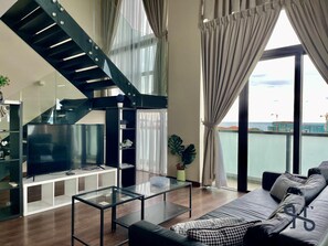 패밀리 펜트하우스 | 거실 공간 | 디지털 채널 시청이 가능한 40인치 LED TV, TV, 넷플릭스