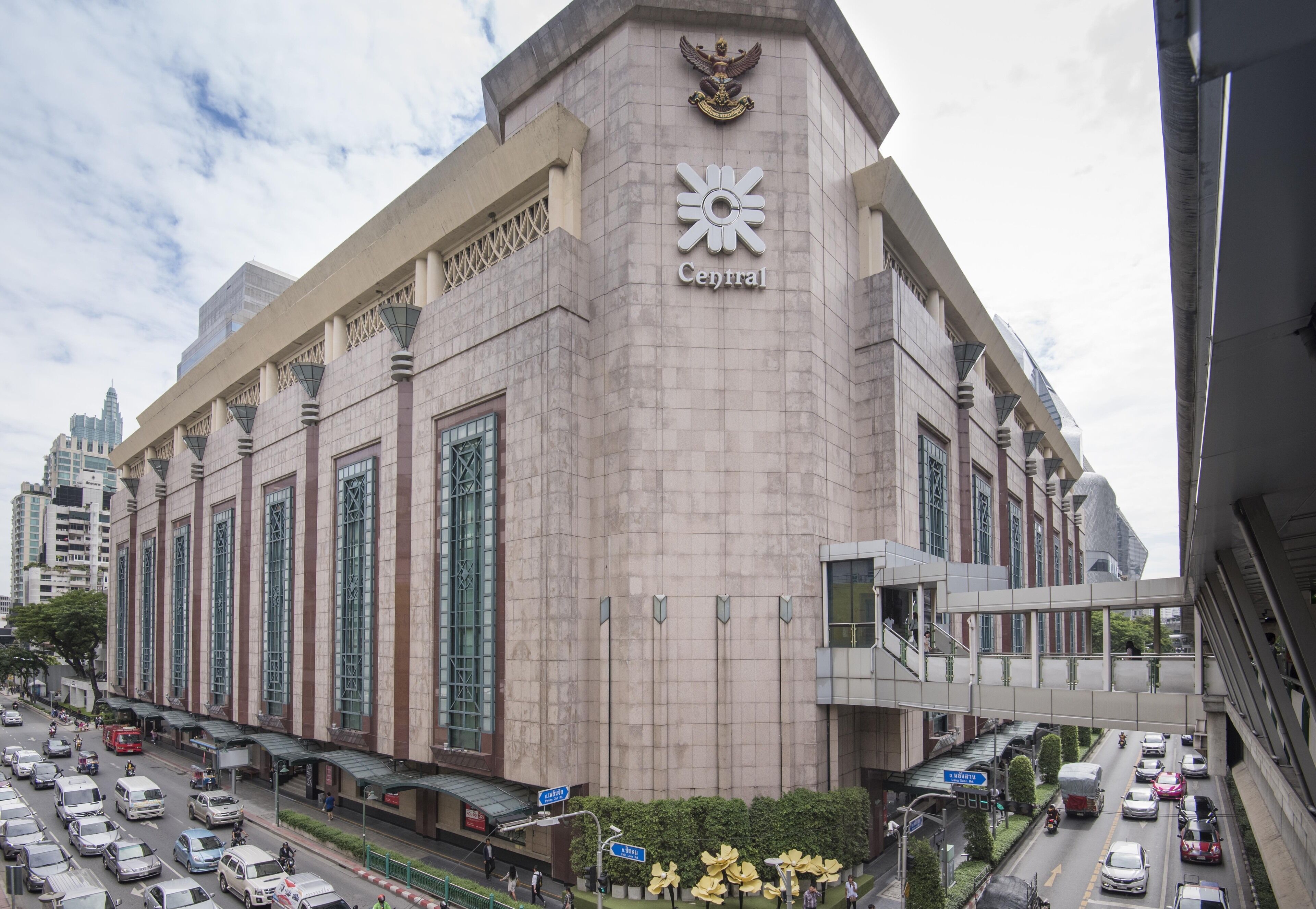 Un edificio grande con un reloj central destacado y la palabra "Central" en su fachada.