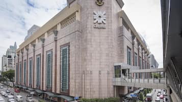 Un edificio grande con un reloj central destacado y la palabra "Central" en su fachada.