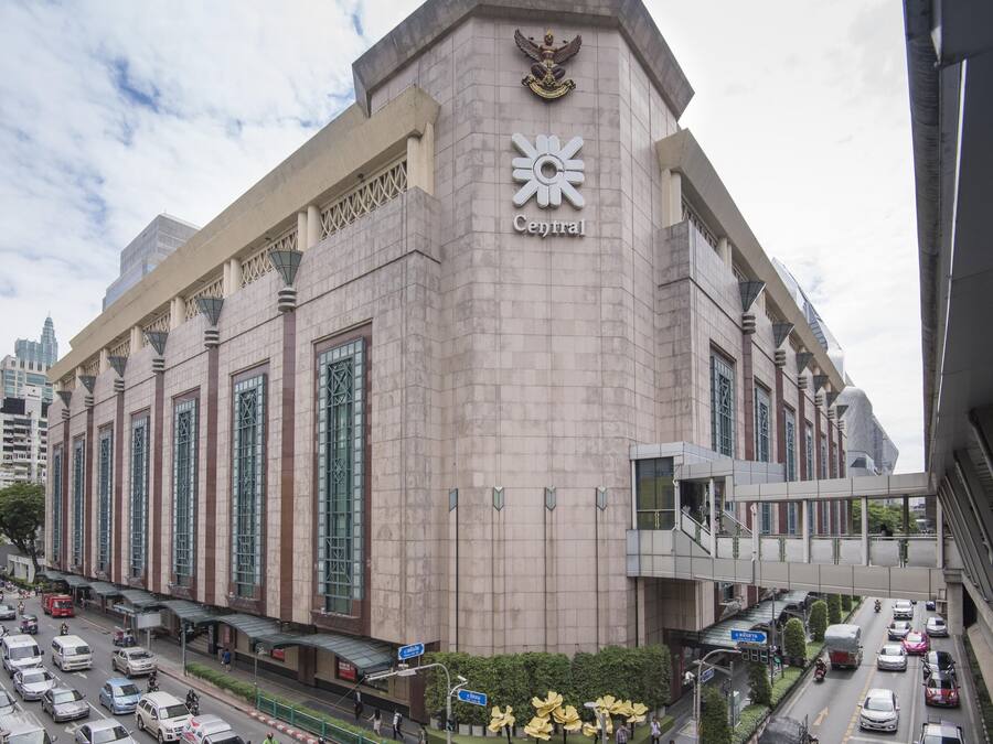 Un edificio grande con un reloj central destacado y la palabra "Central" en su fachada.