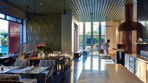 3 nhà hàng; phục vụ bữa sáng, bữa trưa, bữa tối và bữa sáng muộn