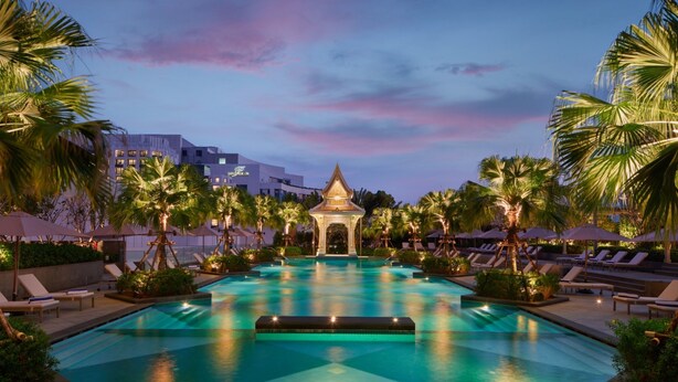Hồ bơi ngoài trời, mở cửa từ 6:00 đến 20:00, lều miễn phí 