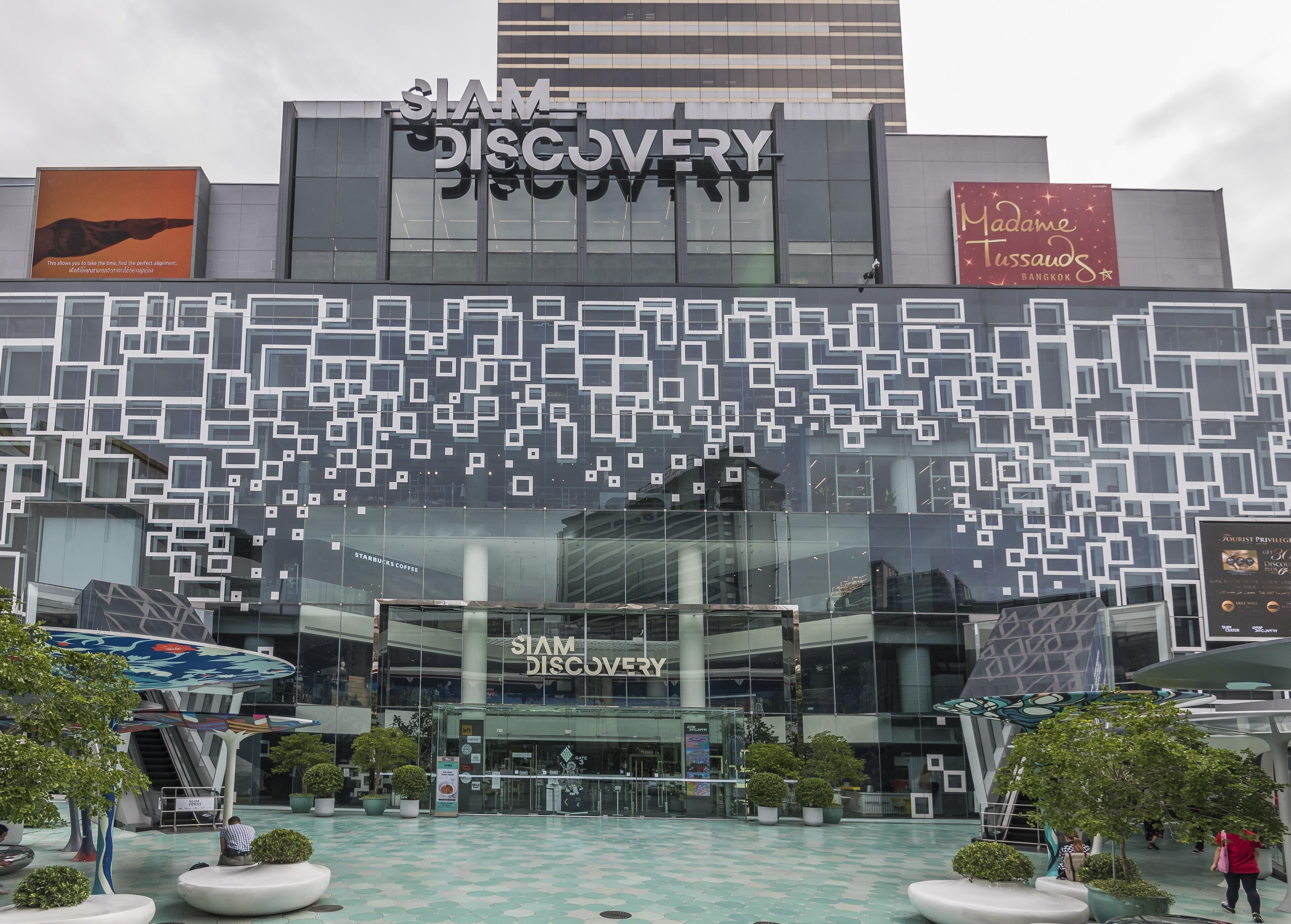 Een modern gebouw met een geometrisch gevelontwerp, waarbij de naam “SIAM DISCOVERY” goed zichtbaar is.