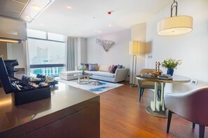 One Bedroom Suite Twin Room | Aire de séjour | Téléviseur connecté, Netflix, haut-parleurs intelligents