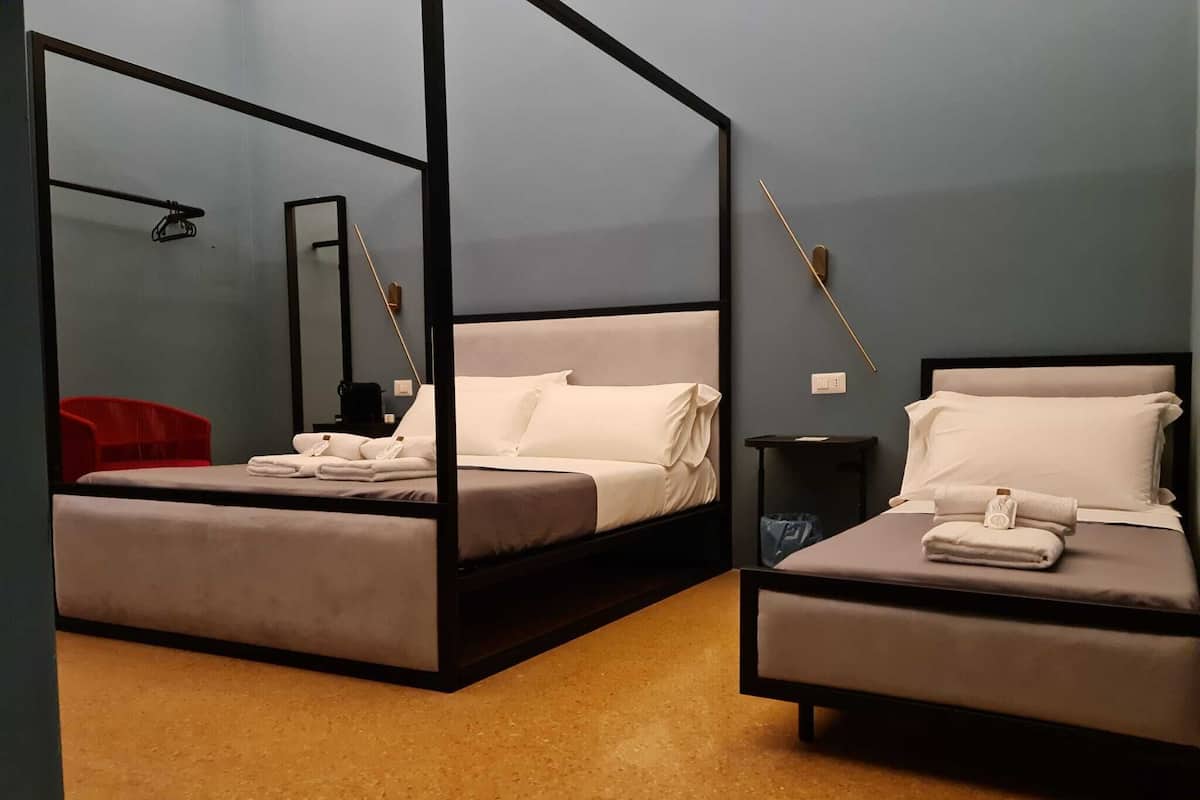 Muebles diferentes, escritorio y espacio para trabajar con laptop