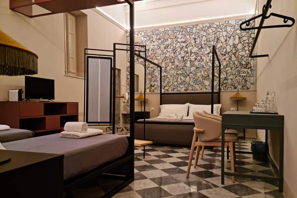 Muebles diferentes, escritorio y espacio para trabajar con laptop
