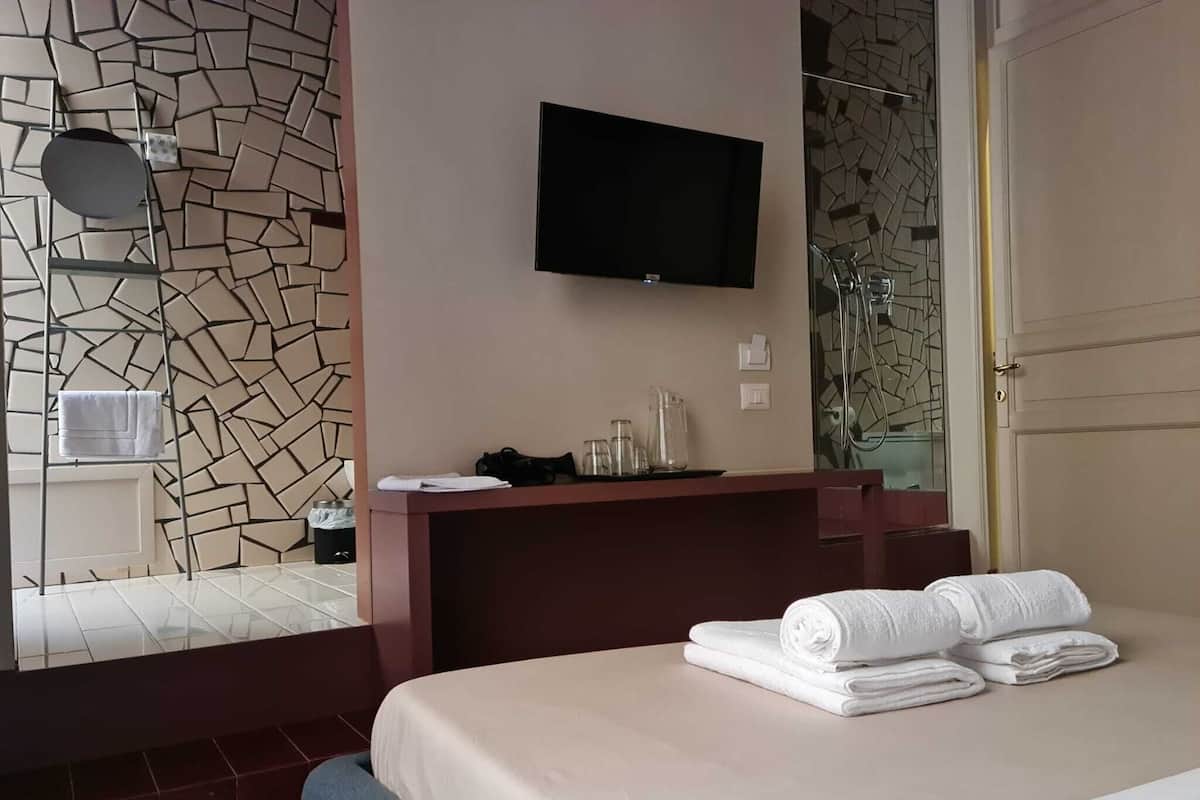 Muebles diferentes, escritorio y espacio para trabajar con laptop