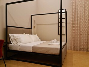 Basic Quadruple Room | Dilengkapkan perabot secara berasingan, meja, ruang kerja komputer riba 