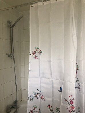 Departamento, 1 cama Queen size | Baño | Tina con regadera, tina profunda, toallas, jabón