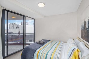 2 habitaciones, tabla de planchar con plancha y cuna de viaje 