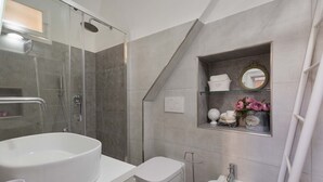 A modern bathroom with a glass-enclosed shower, a large white sink, a toilet, and a pedestal sink. - 2666 La Maisonnette - Appartamento 1 (Nardò)