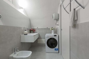 Apartment | Bathroom | Shower, hair dryer, bidet - 2667 La Maisonnette - Appartamento 2 (Nardò)