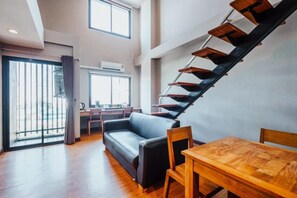 Habitación Grand doble | Zona de estar | Una televisión de pantalla plana