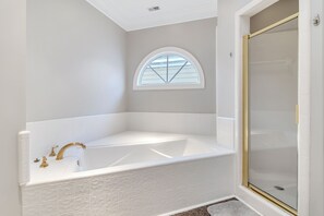 Combined shower/bathtub, hair dryer, towels, toilet paper - AMAZING Golf and Ocean View Home! Private Ocean Point Community! (Isle Of Palms)