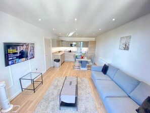 TV - Canning Town Apartment (London)