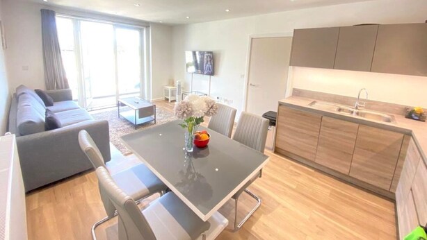 Un apartamento moderno con comedor, cocina y sala de estar.