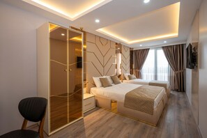 Deluxe Triple Room | Hypo-allergenic bedding, desk, soundproofing, rollaway beds - Luxury Airport Hotel By Zazzoni-İstanbul Airport (Arnavutköy)